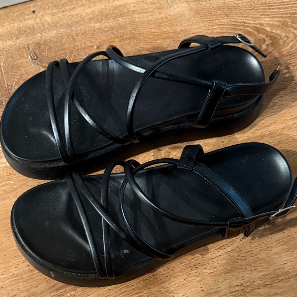 Black Strappy platform Sandals - Picture 2 of 4